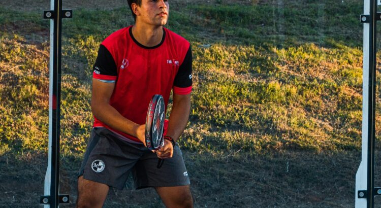 Est-ce que le padel est plus difficile que le tennis?